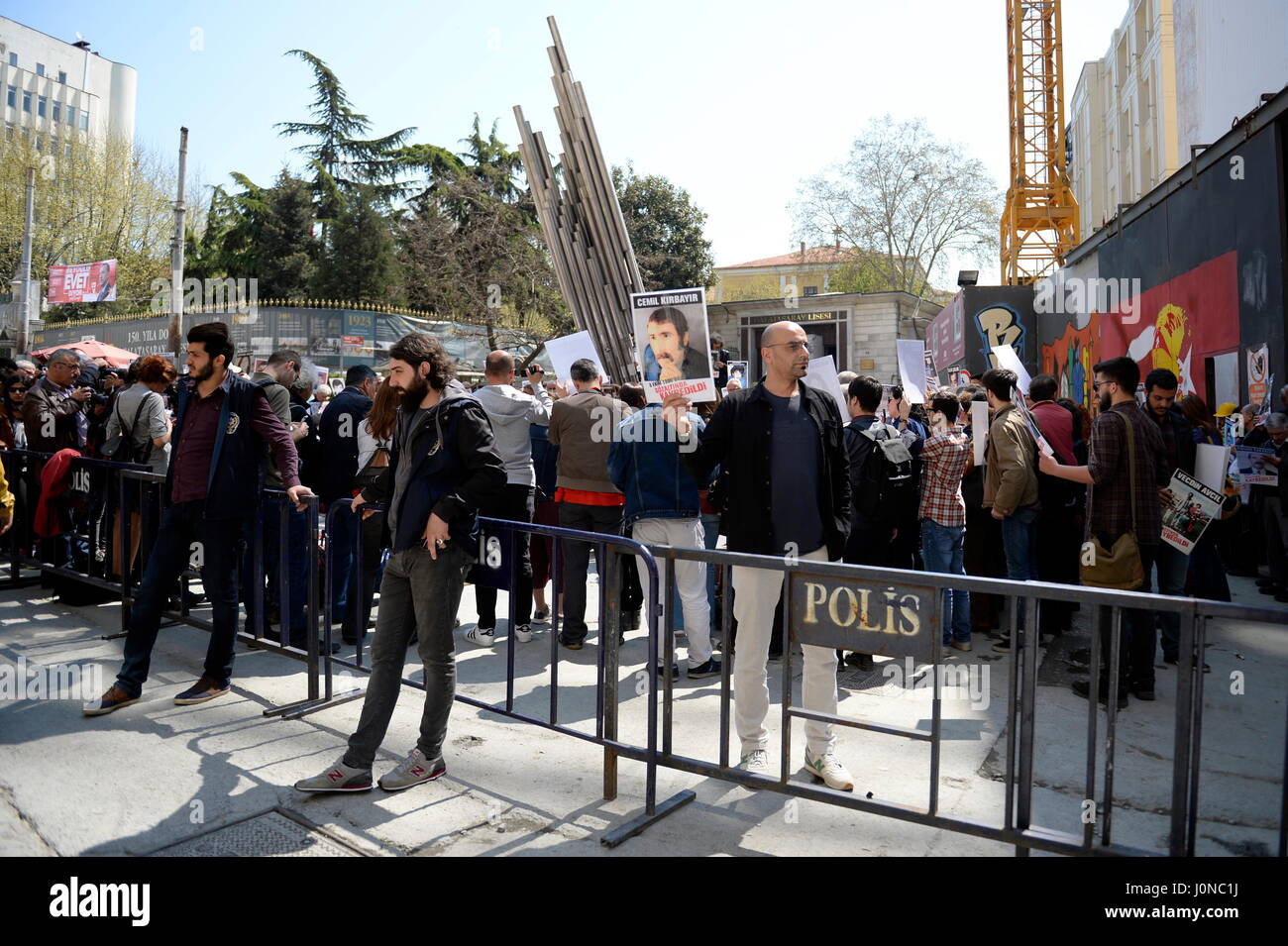 Istanbul, Turchia. Il 15 aprile, 2017. Istanbul un giorno prima del referendum. La campagna elettorale oggi nella volata finale. Credito: Franz Perc/Alamy Live News Foto Stock