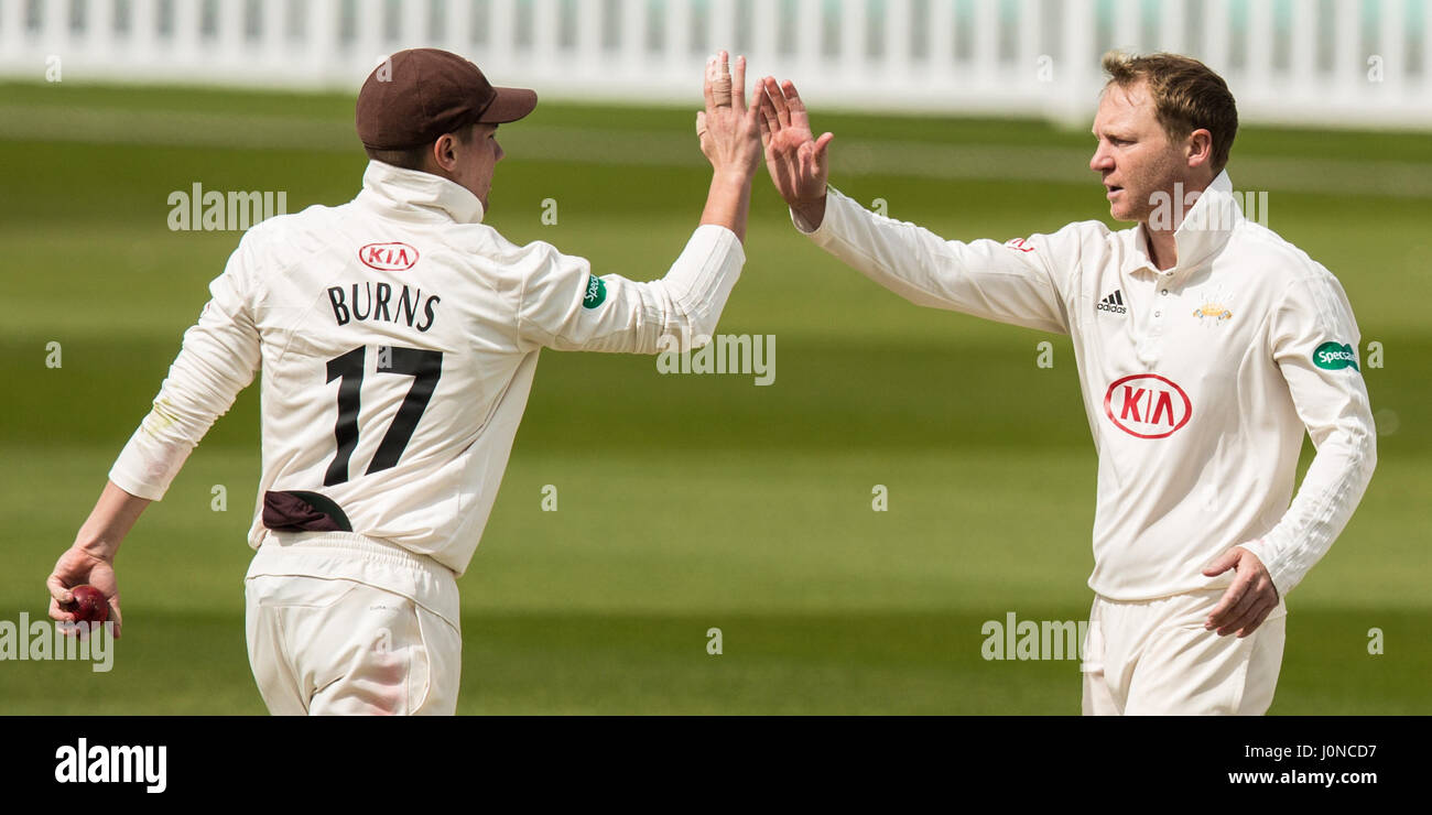 Londra, Regno Unito. Il 15 aprile, 2017. Gareth Batty alta cinque Rory brucia come Batty ottiene finalmente il paletto di Giordania bowling per Surrey contro Lancashire il giorno due di Specsavers County partita di campionato al ovale. David Rowe/Alamy vivere nuove Foto Stock
