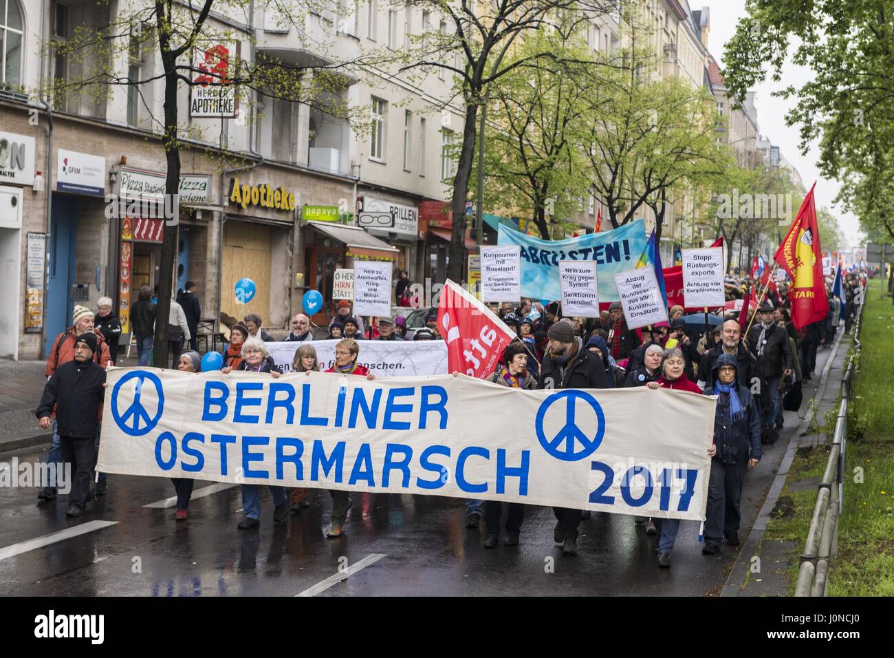 Berlin, Berlin, Germania. Xv Apr, 2017. 600 persone del Movimento per la pace si sono riuniti a Berlino sotto il motto "'Disarmament!'' (tedesco: AbrÃ¼sten!) per la Pasqua annuale Marzo a Berlino. La dimostrazione è stata criticata in corsa per il fatto che oltre a sinistra e gruppi pacifisti, teorici della cospirazione di destra e di persone anche partecipare. Gli organizzatori criticare operazioni estere delle forze armate tedesche e la NATO e la richiesta di interrompere le esportazioni di armi. Credito: Jan Scheunert/ZUMA filo/Alamy Live News Foto Stock