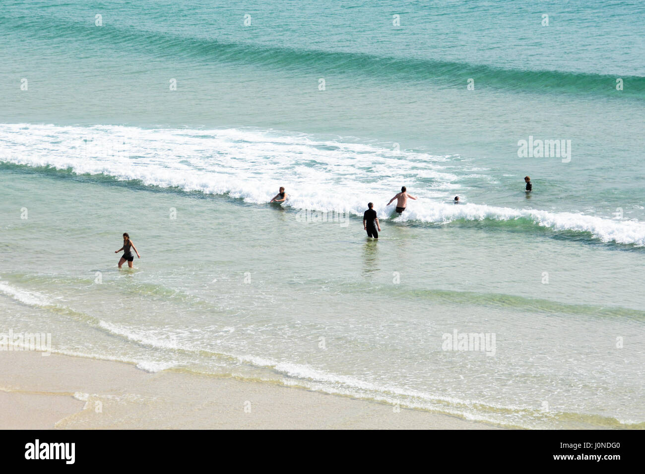 Treen, Cornwall, Regno Unito. Il 15 aprile 2017. Regno Unito Meteo. Un caldo e assolato pomeriggio in spiaggia a Treen, e il SOUTH WEST COAST PATH. Con le persone che si godono la spiaggia incontaminata e mare trasparente. Credito: cwallpix/Alamy Live News Foto Stock