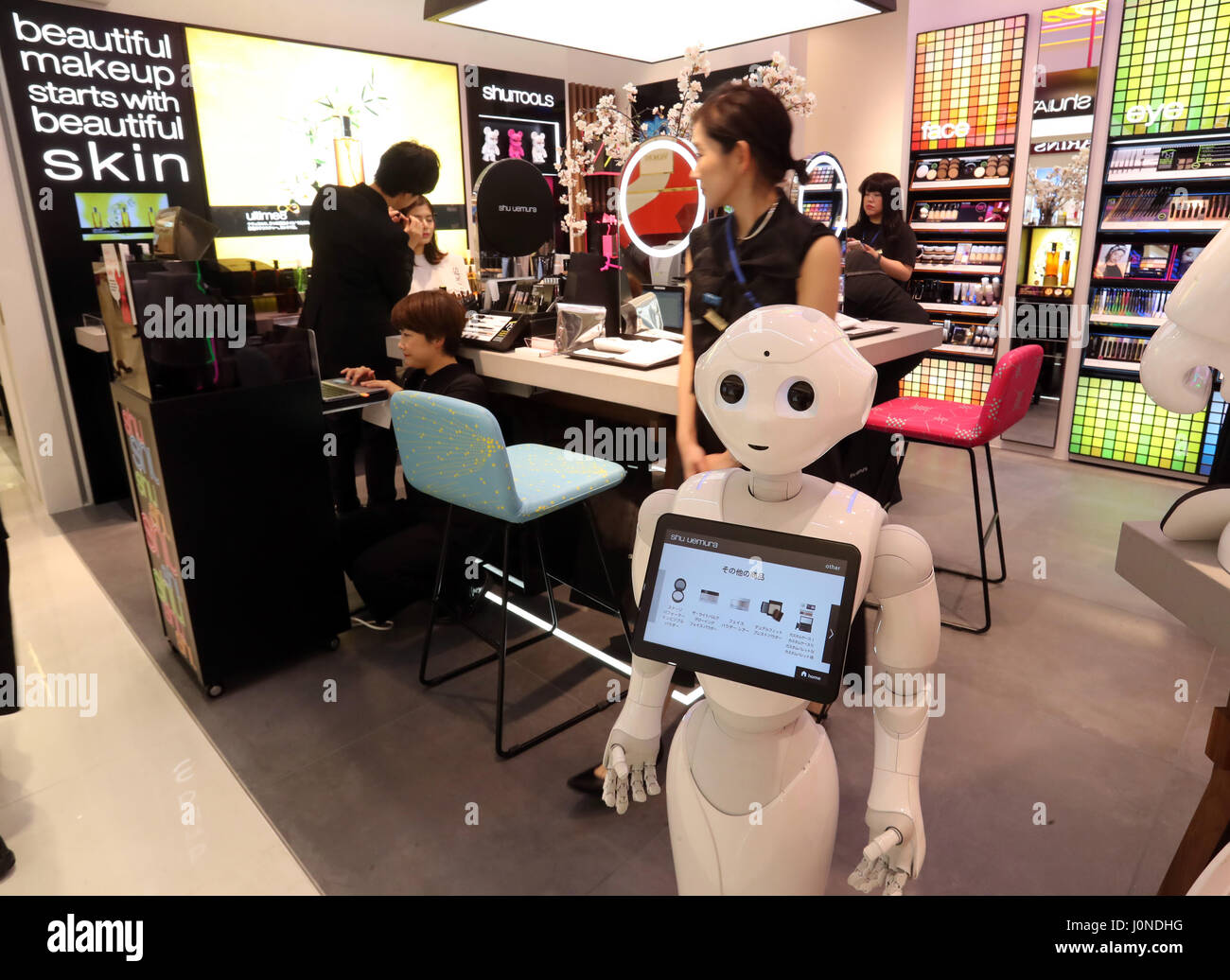 Tokyo, Giappone. Xiv Apr, 2017. Softbank il robot umanoide Pepe accoglie i clienti in un negozio di cosmetici "hu uemura' a premere anteprima di Ginza è di nuovo punto di riferimento sei Ginza a Tokyo il Venerdì 14 Aprile, 2017. Il nuovo ufficio e il centro commerciale di Ginza complessi sei che ha 148,700 metri quadrati totali di spazio a pavimento, la scala più grande nella zona di Ginza sarà aperto il 20 aprile. Credito: Yoshio Tsunoda/AFLO/Alamy Live News Foto Stock