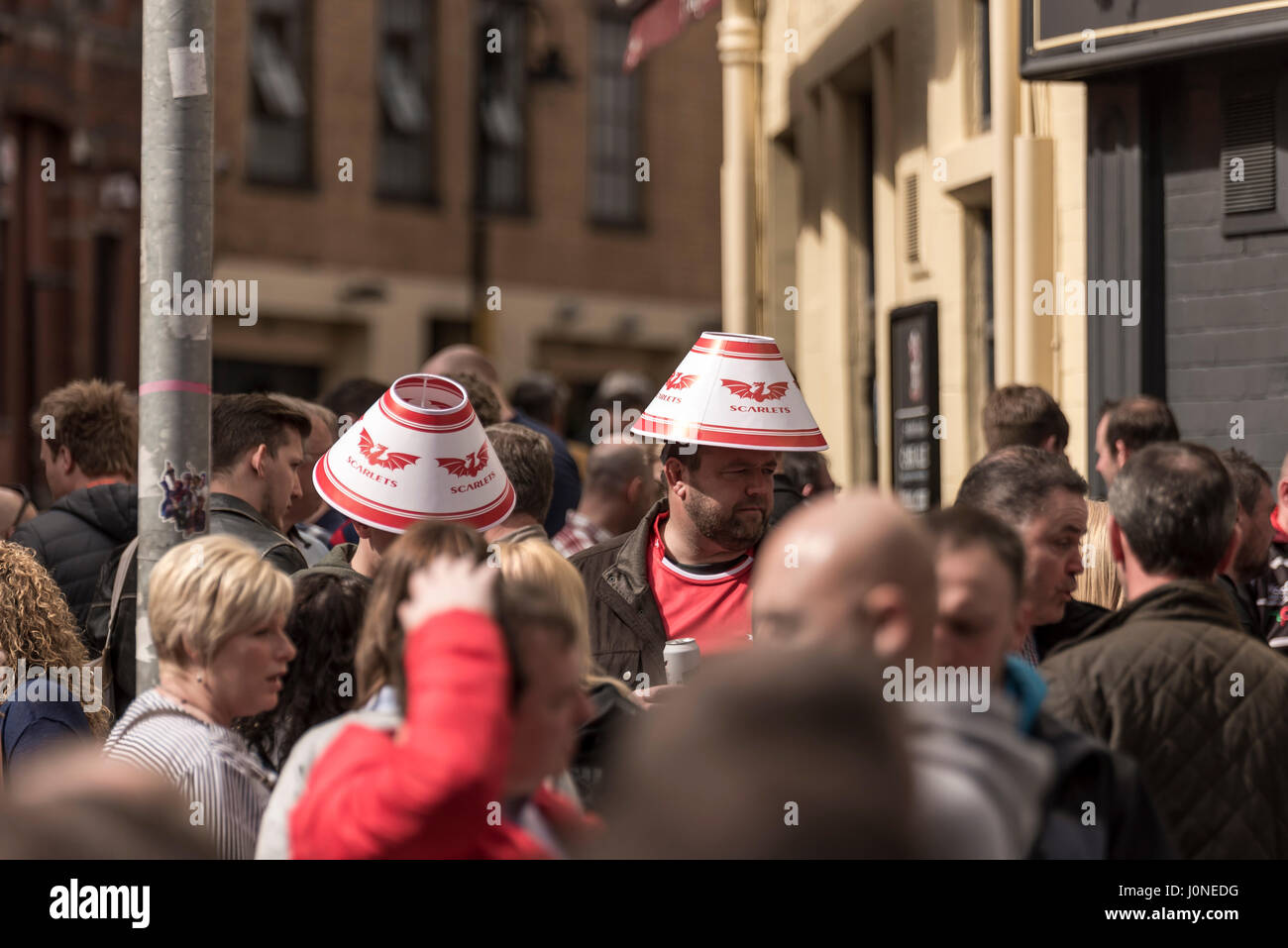 Cardiff, Galles, 15 aprile 2017. La folla e i tifosi godere l'atmosfera intorno al Principato Stadium di Cardiff, precedendo di due regionali Giochi Rugby - i falchi pescatori v il Blues e il Scarlets v i draghi. Soprannominato 'il Giorno del Giudizio' Credito: Gary Parker/Alamy Live News Foto Stock