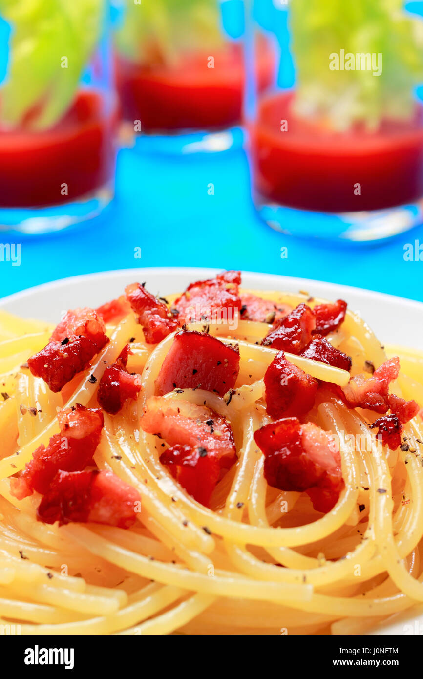 Spaghetti alla carbonara (pasta con uova e pancetta). Cucina Italiana. Foto Stock