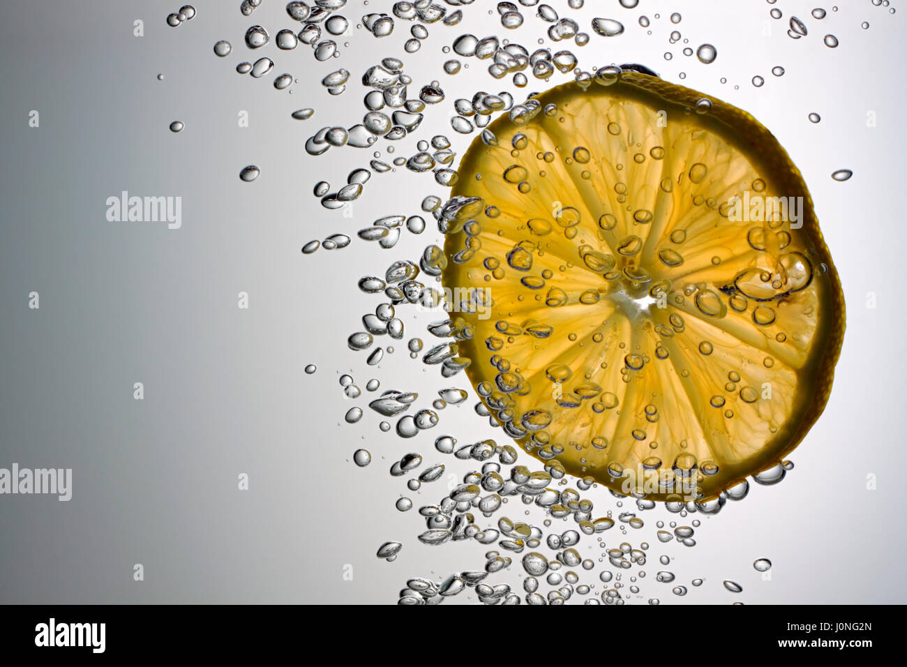Fettina di limone con bolle d'aria. Close up, copia dello spazio. Foto Stock