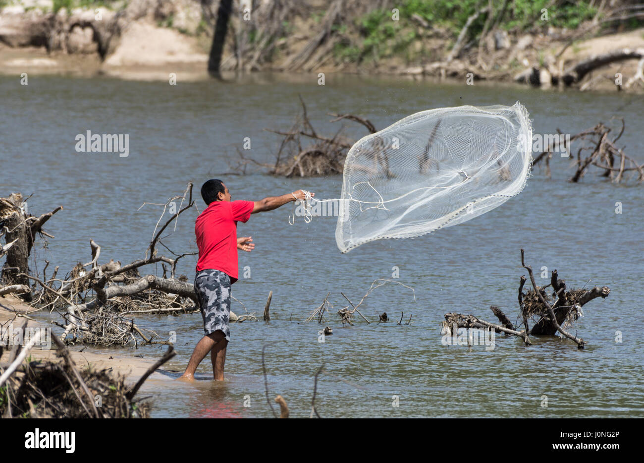 Un uomo pesca da un fiume con un net. Texas, Stati Uniti d'America Foto  stock - Alamy
