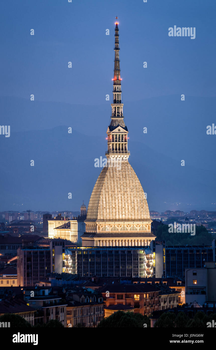 Torino la Mole Antonelliana al crepuscolo in alta definizione Foto Stock
