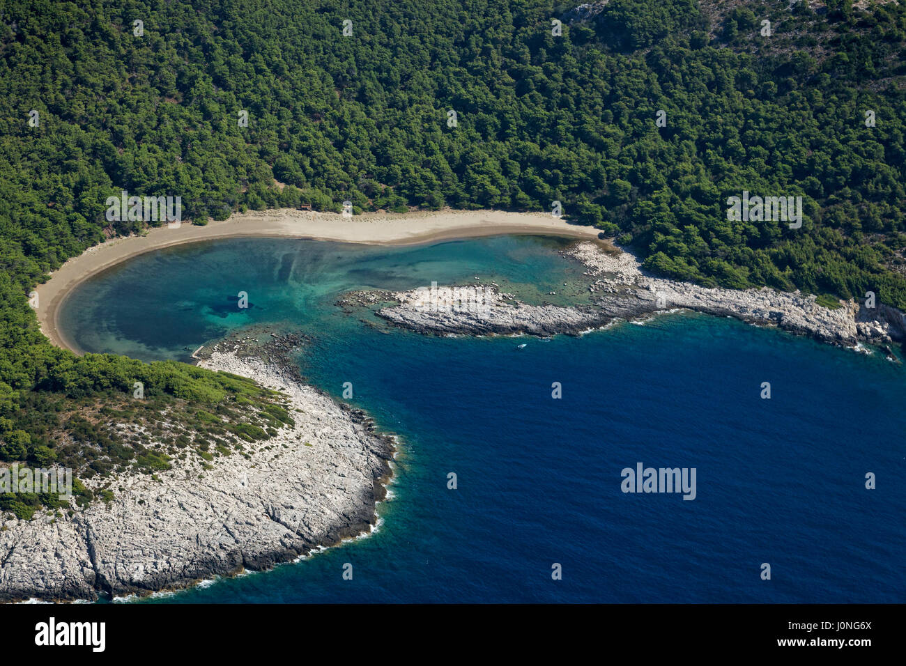 Vista aerea della spiaggia di sabbia Limuni sulla baia di Blace sull'isola di Mljet, Croazia Foto Stock
