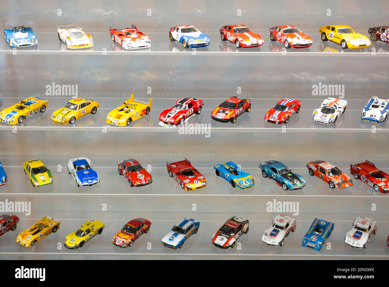 Corse in miniatura dei modelli di auto sul display alla fiera musee a Le Mans Racetrack in Francia Foto Stock