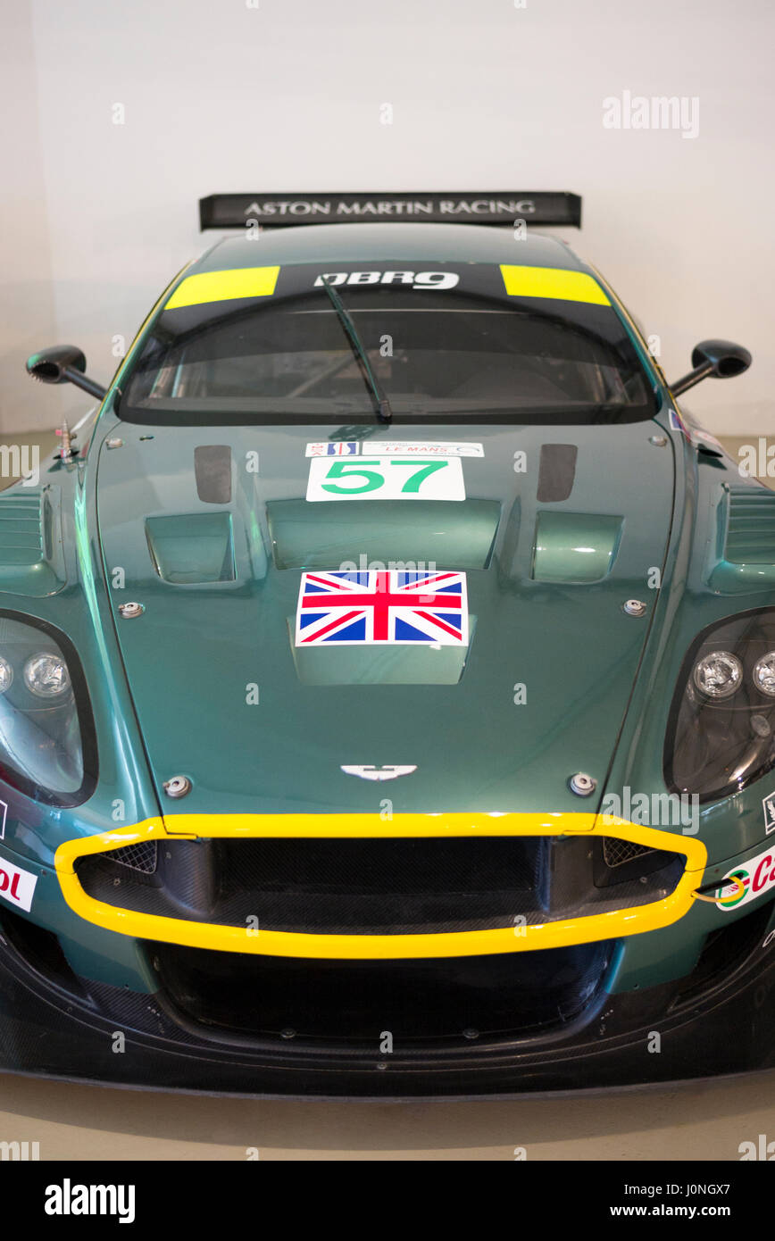 British Aston Martin DBR 9GT GB2005 race car al salone musee a Le Mans Racetrack, Francia Foto Stock