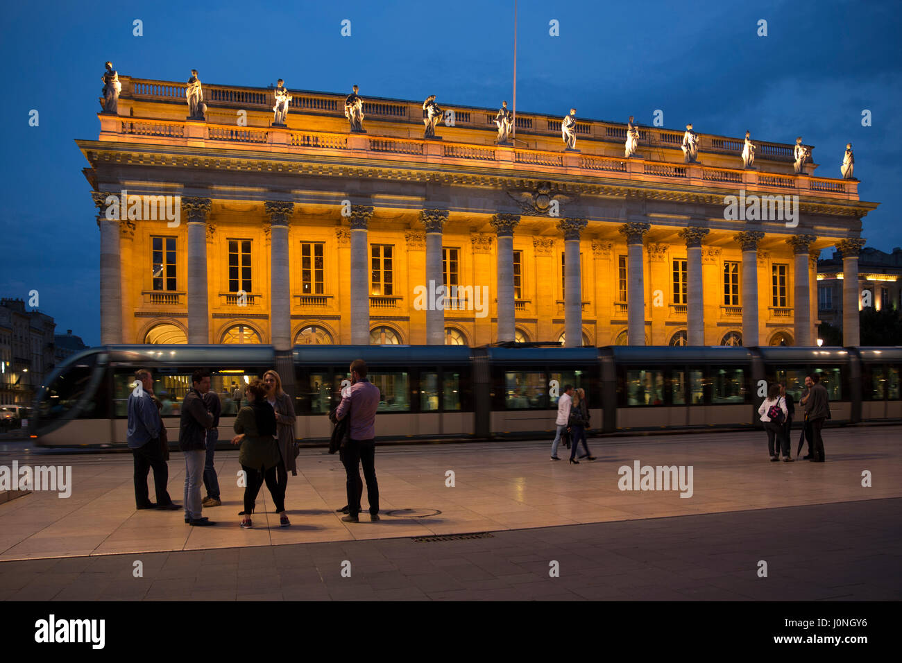 Persone e tram dal Grand Theatre - Opera National de Bordeaux, Place de la Comedie, Bordeaux, Francia Foto Stock