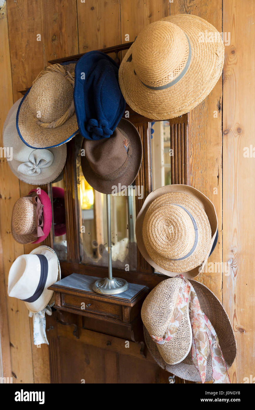 Cappelli di paglia e sunhats su hat stand in Hotel Corps de Garde, a St Martin de re sulla Ile de Re, Francia Foto Stock