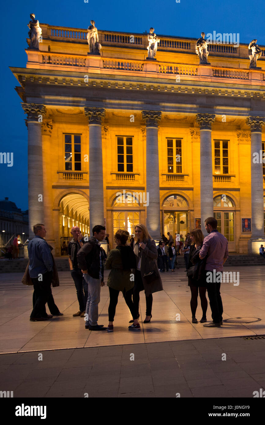 La gente di fronte al Grand Theatre - Opera National de Bordeaux, Place de la Comedie, Bordeaux, Francia Foto Stock