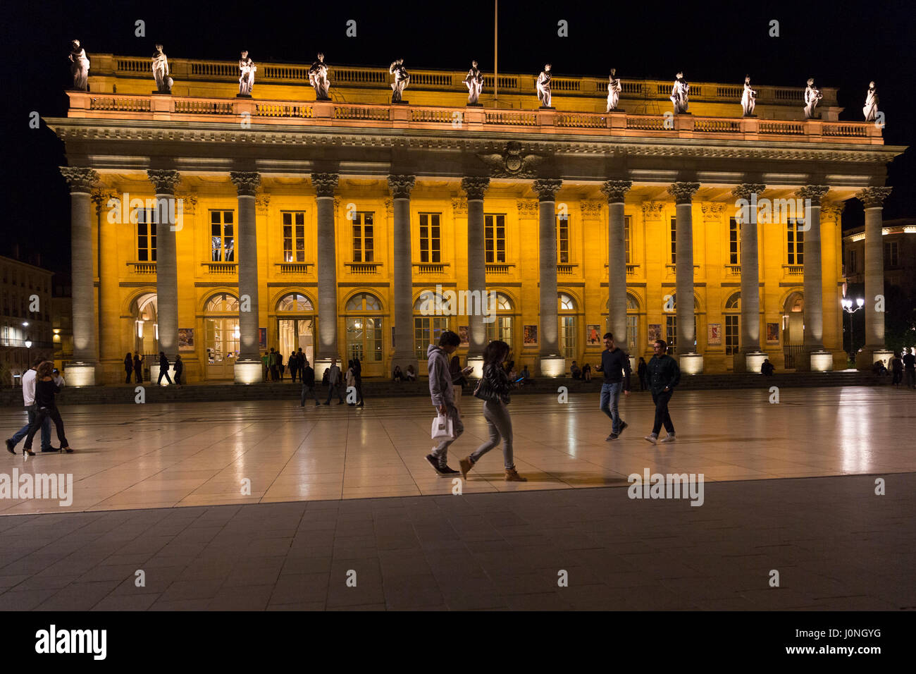 La gente di fronte al Grand Theatre - Opera National de Bordeaux, Place de la Comedie, Bordeaux, Francia Foto Stock