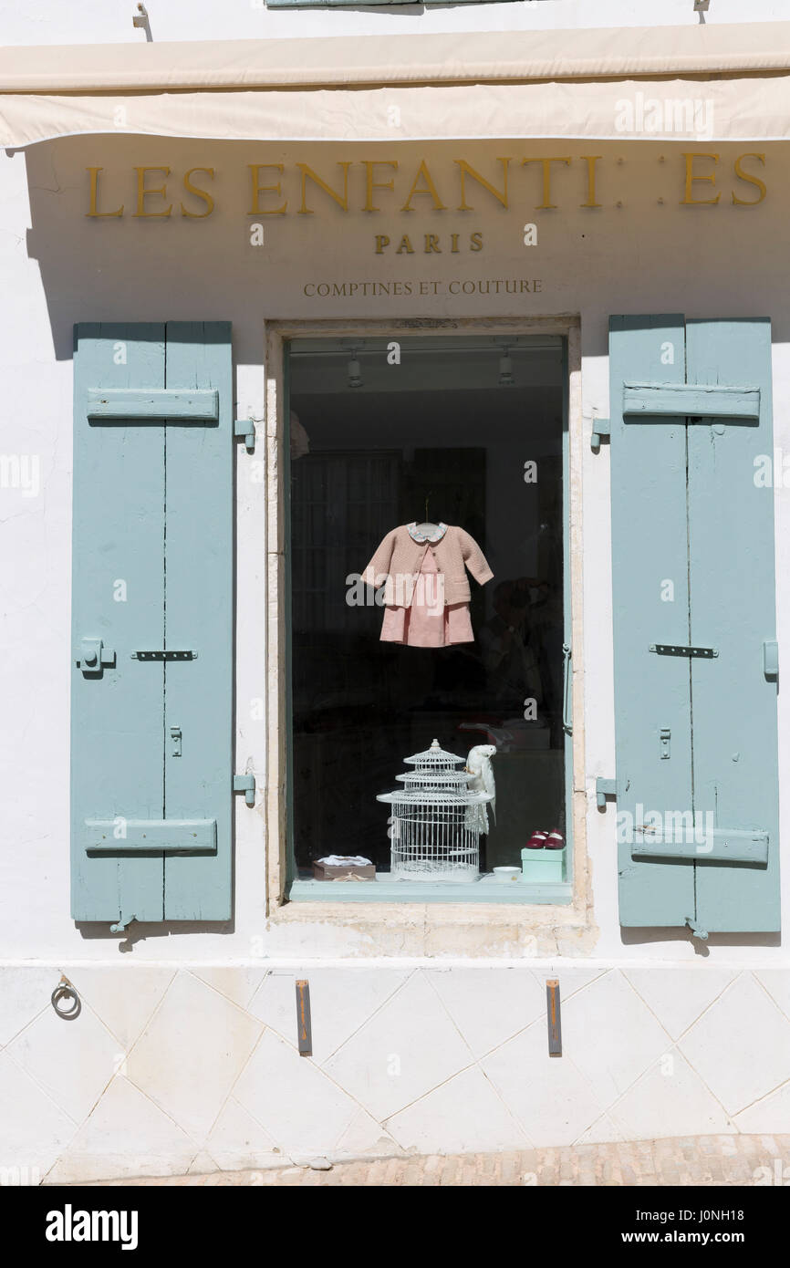 Vetrina dei bambini del negozio di abbigliamento Les Enfantines e regali in vendita in Les Portes en Re, Ile de Re, Francia Foto Stock