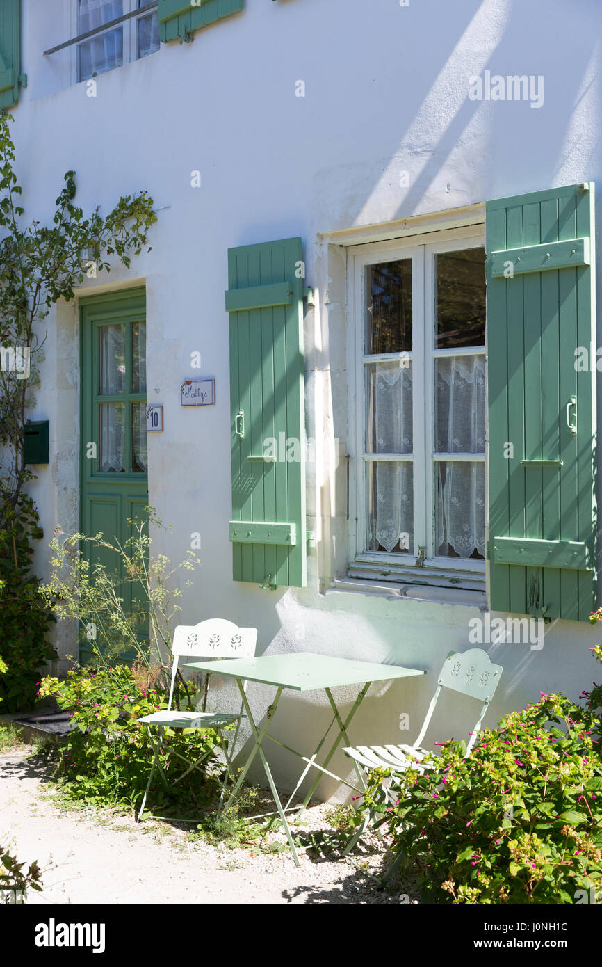 Tipica casa caratteristico con persiane di architettura tradizionale, dipinto in colore verde chiaro a Les Portes en Re, Ile de Re, Francia Foto Stock