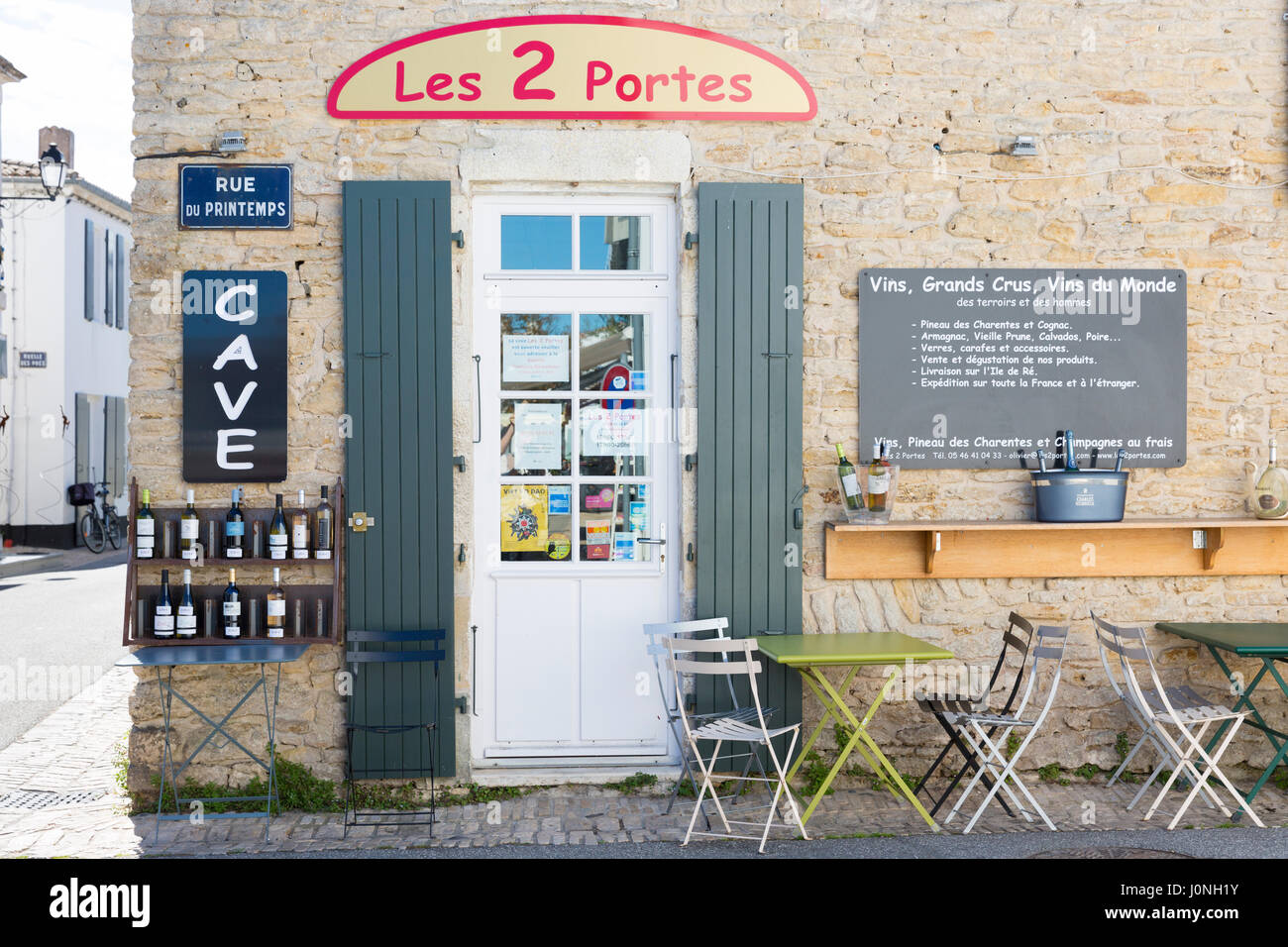 Degustazione di vino shop bar Les 2 Portes in Rue de Printemps, e persiane di legno, Les Portes en Re, Ile de Re, Francia Foto Stock