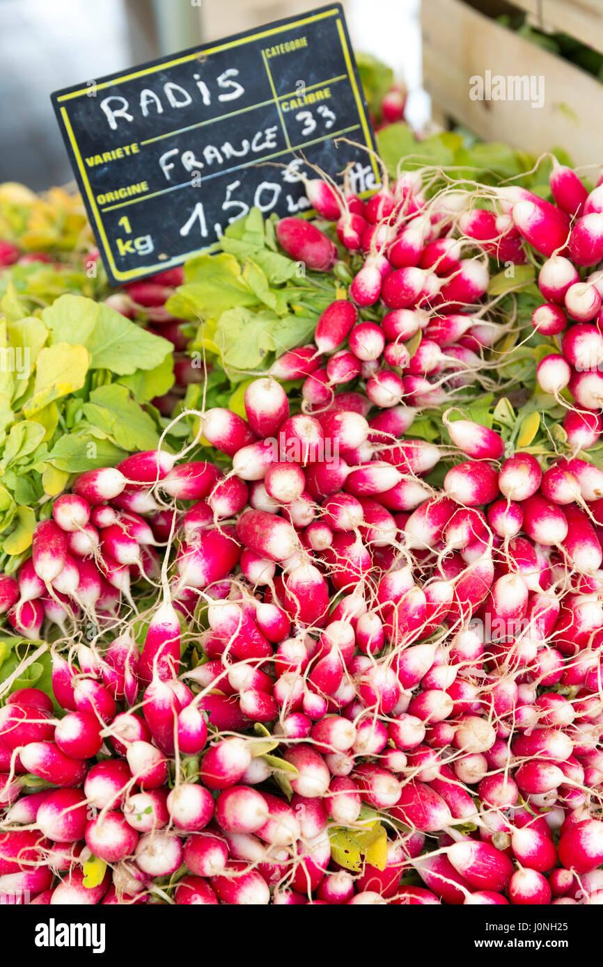 Ravanelli tra insalate e cibo fresco in vendita al mercato di strada Bordeaux, Francia Foto Stock