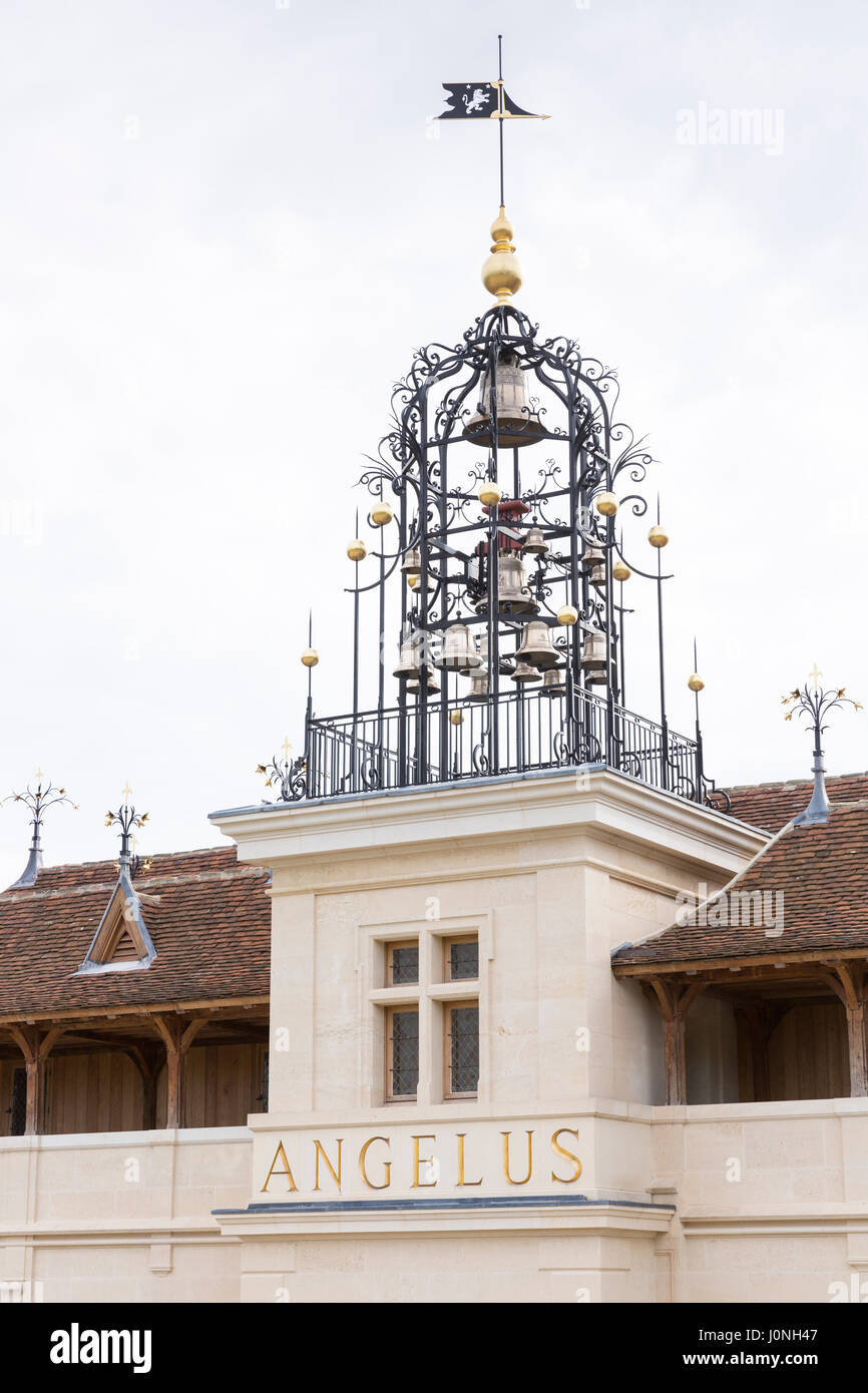 Torre Campanaria di Chateau Angelus famosa per il vino di lusso St Emilion Grand Cru, St Emilion, Francia Foto Stock