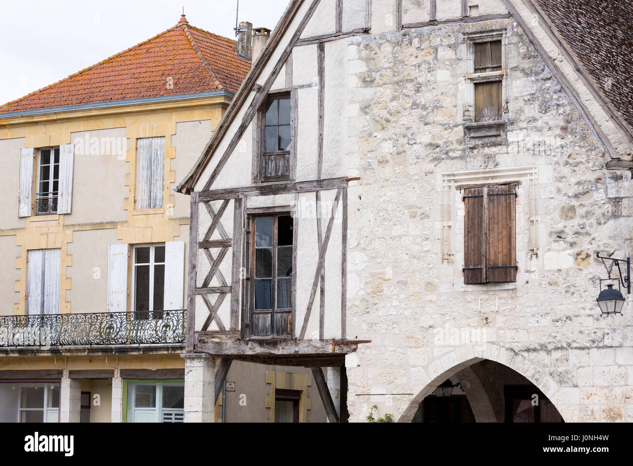 Tradizionale architettura medievale nel XIII secolo bastide città fortificata di Eymet in Aquitaine, Francia Foto Stock