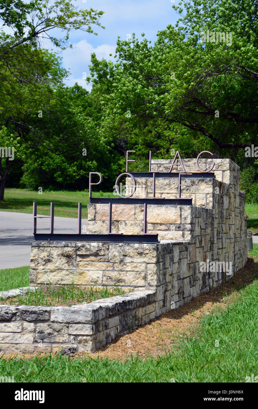 L'entrata di pietra porta a bandiera Pole Hill Park off Northwest Hwy, ansa 12, nel White Rock Lake area di Dallas Texas. Foto Stock