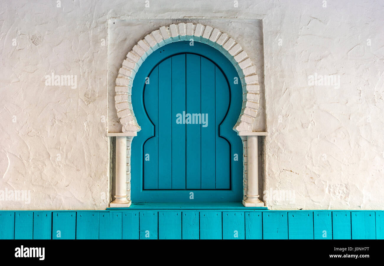 Una finestra a Almunecar in Andalusia in Spagna meridionale riflette l'influenza moresca in architettura. Sebbene l'espulsione dei mori dalla Spagna è un i Foto Stock