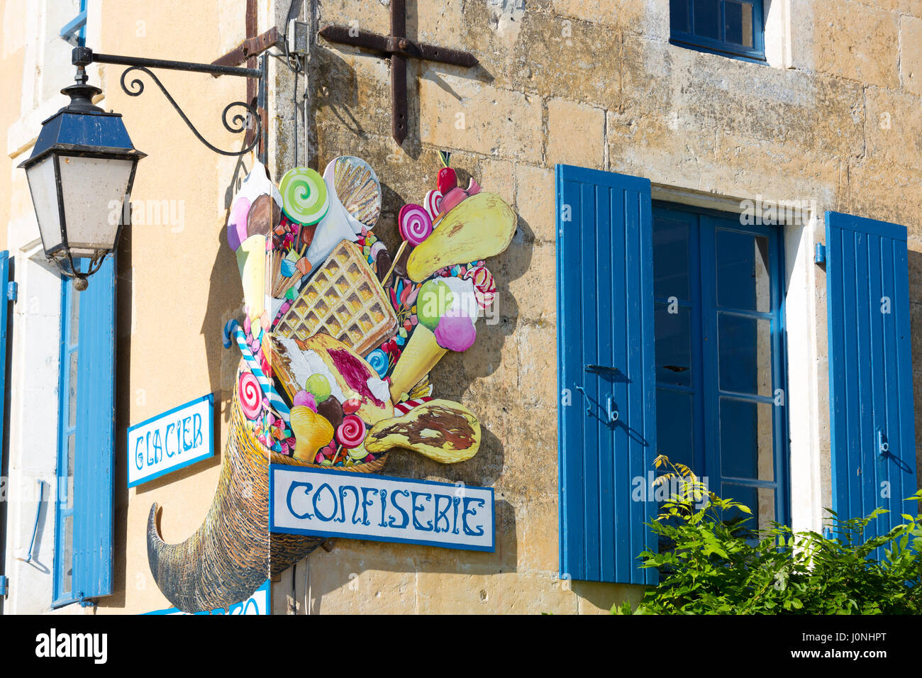 Segno per gelato e pasticceria confiserie shop in Coulon nel Marais Poitrevin regione, Francia Foto Stock