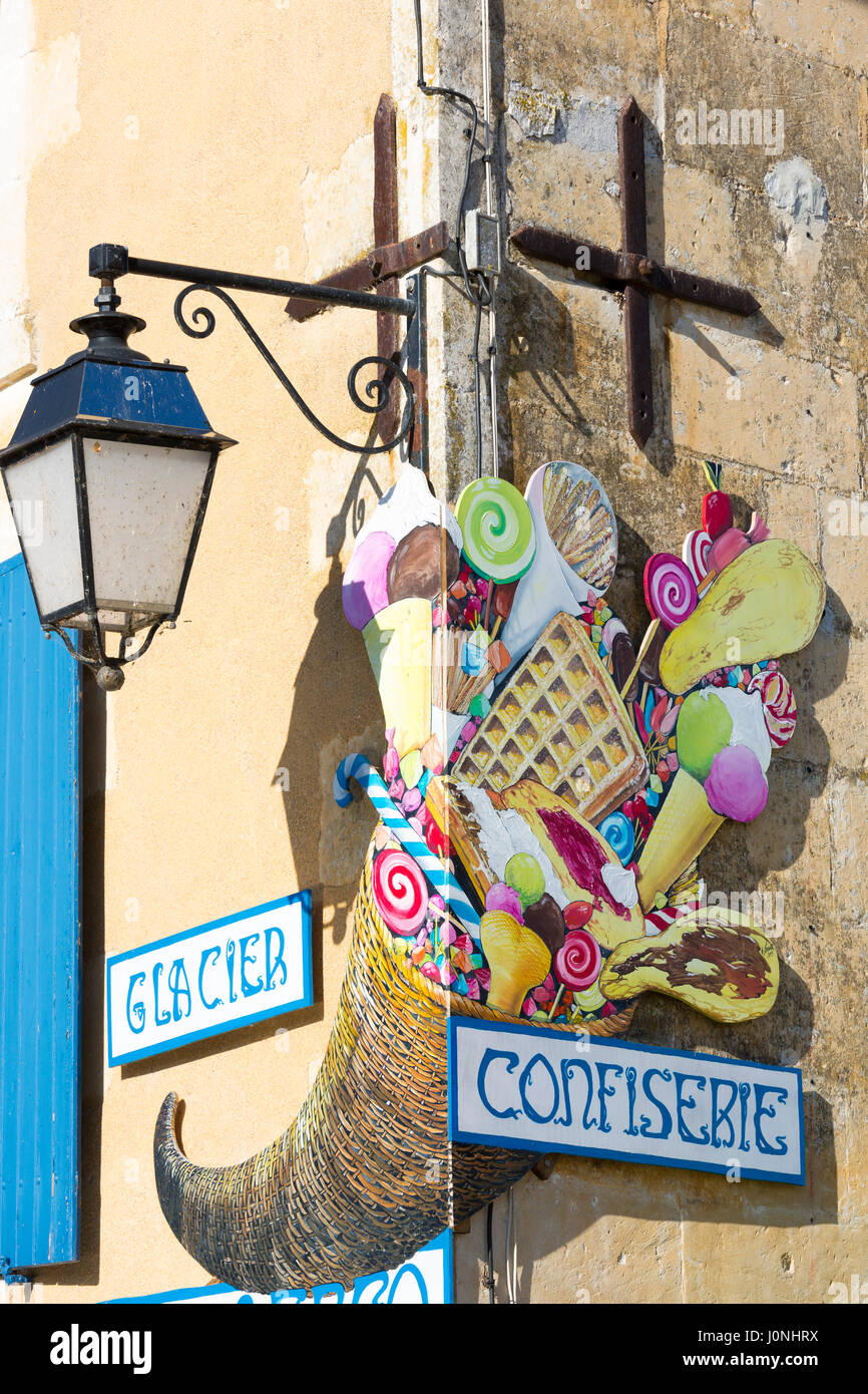 Segno per gelato e pasticceria confiserie shop in Coulon nel Marais Poitrevin regione, Francia Foto Stock