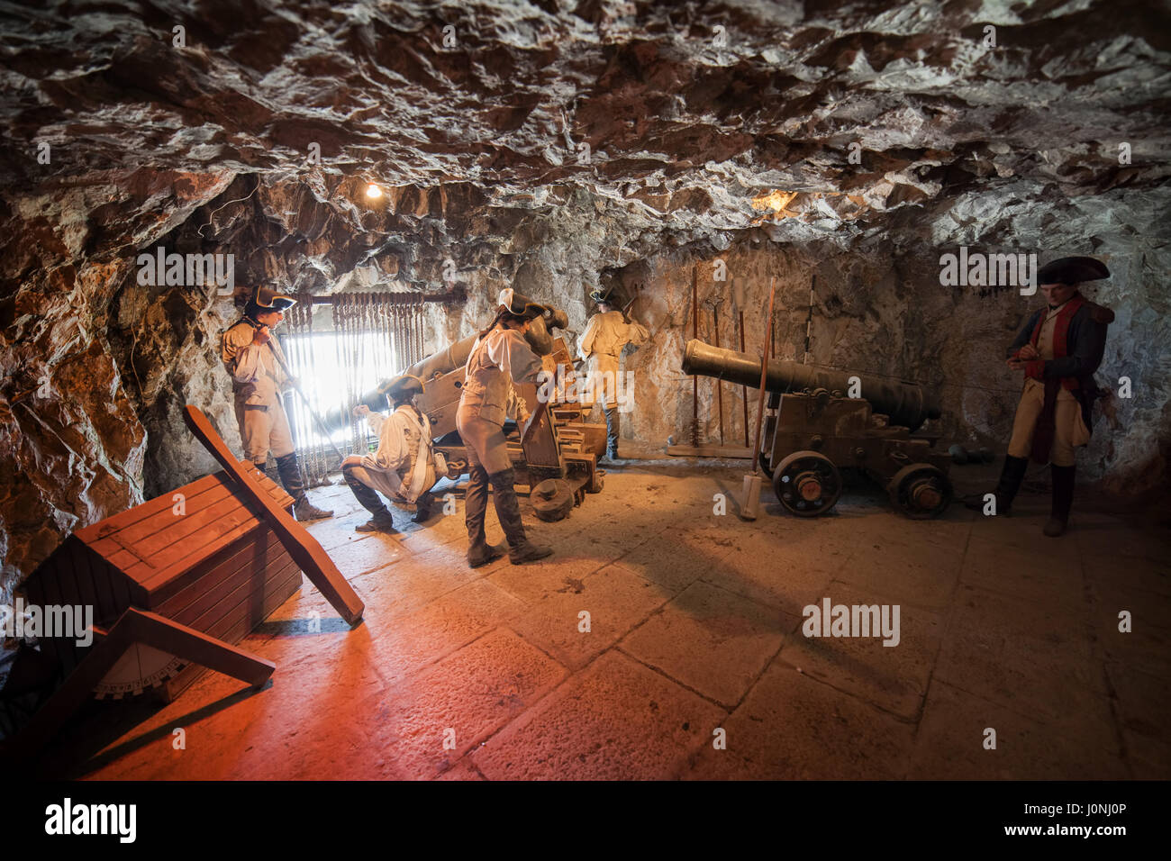 Soldati con cannoni all'interno di Gibilterra Rock, postazione di artiglieria nella grotta del Grande Assedio Gallerie Foto Stock