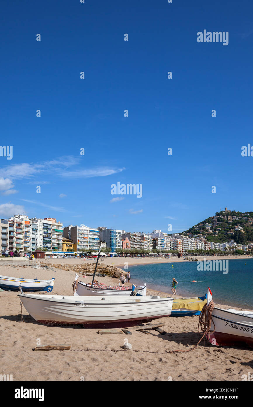 Blanes resort località balneare sulla Costa Brava in Spagna, barche per la pesca su una spiaggia sul Mar Mediterraneo e sullo skyline della città Foto Stock