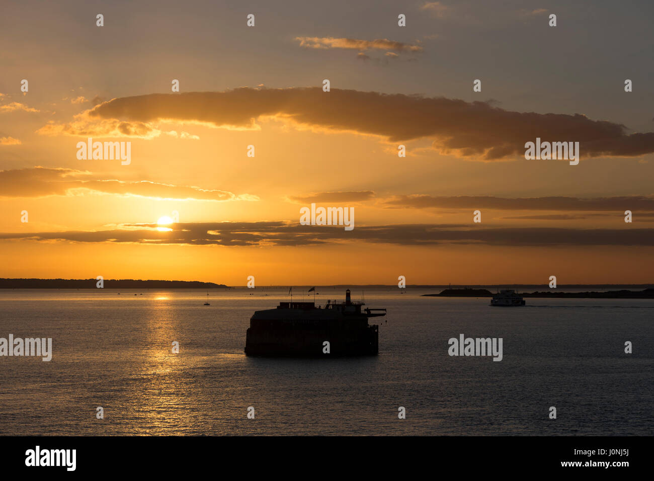 Tramonto sul Martello Tower fortezza nel fiume Solent sulla costa sud dell'Inghilterra vicino a Portsmouth, Regno Unito Foto Stock