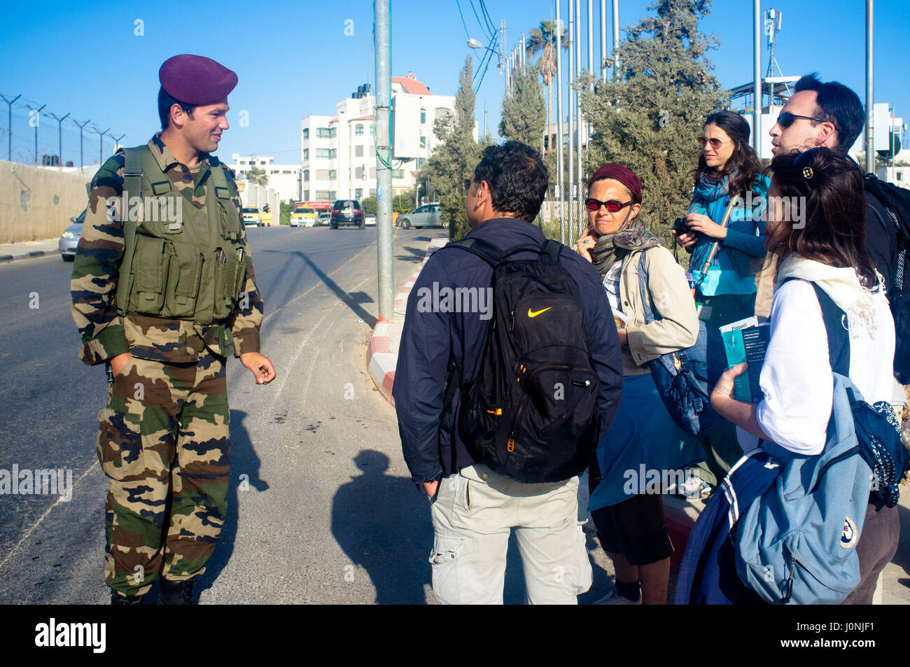 Israele costringe soldato parlando con il mondo occidentale i turisti. Ramallah. Territori palestinesi. Foto Stock