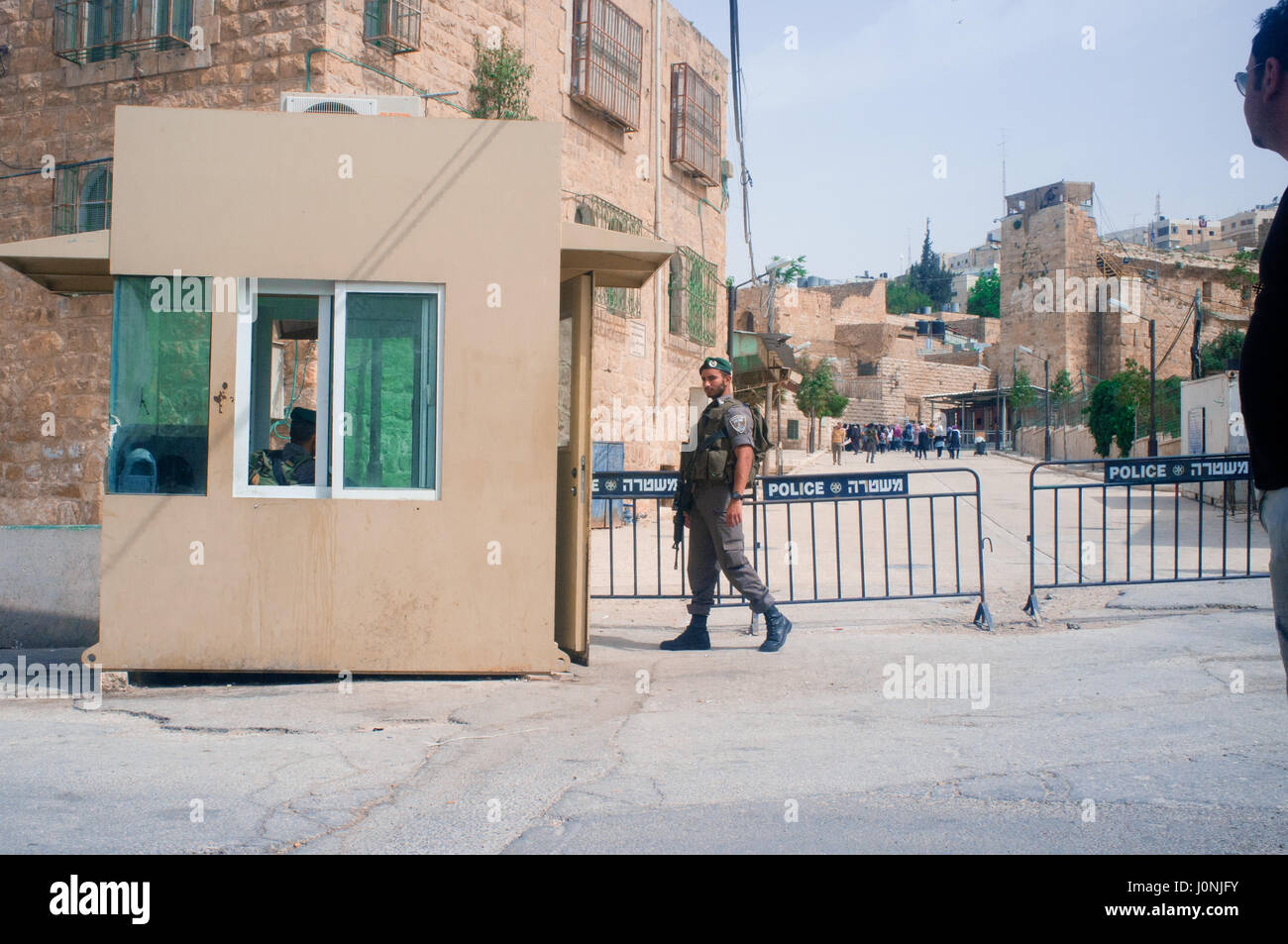 Israele soldato pattugliano un checkpoint nei pressi di un asilo nido. Hebron, Territori palestinesi. Foto Stock