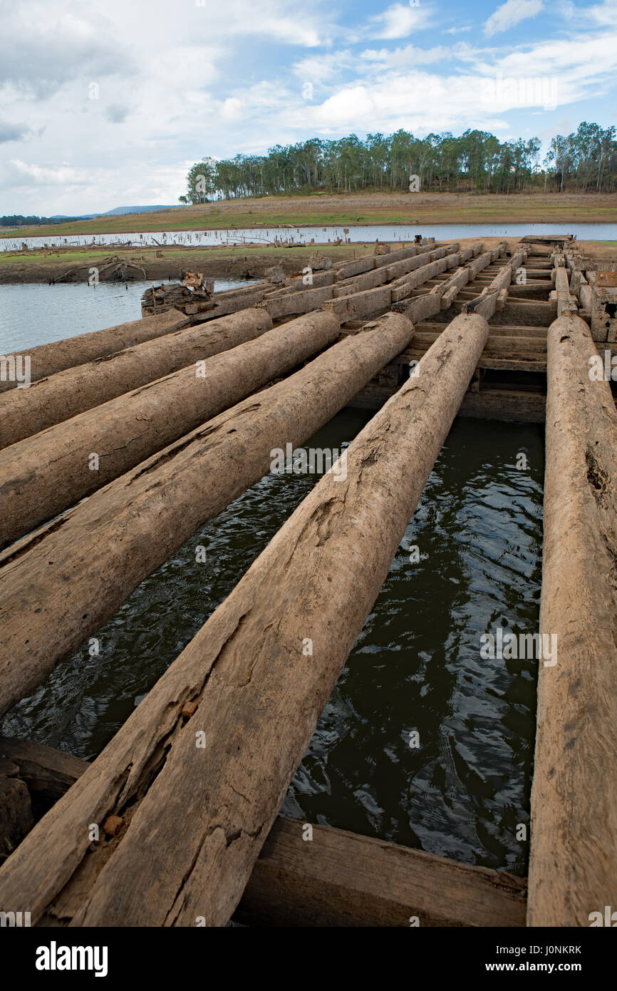 Legnami ponte esposto in dam dopo i livelli delle acque si abbassarono Foto Stock