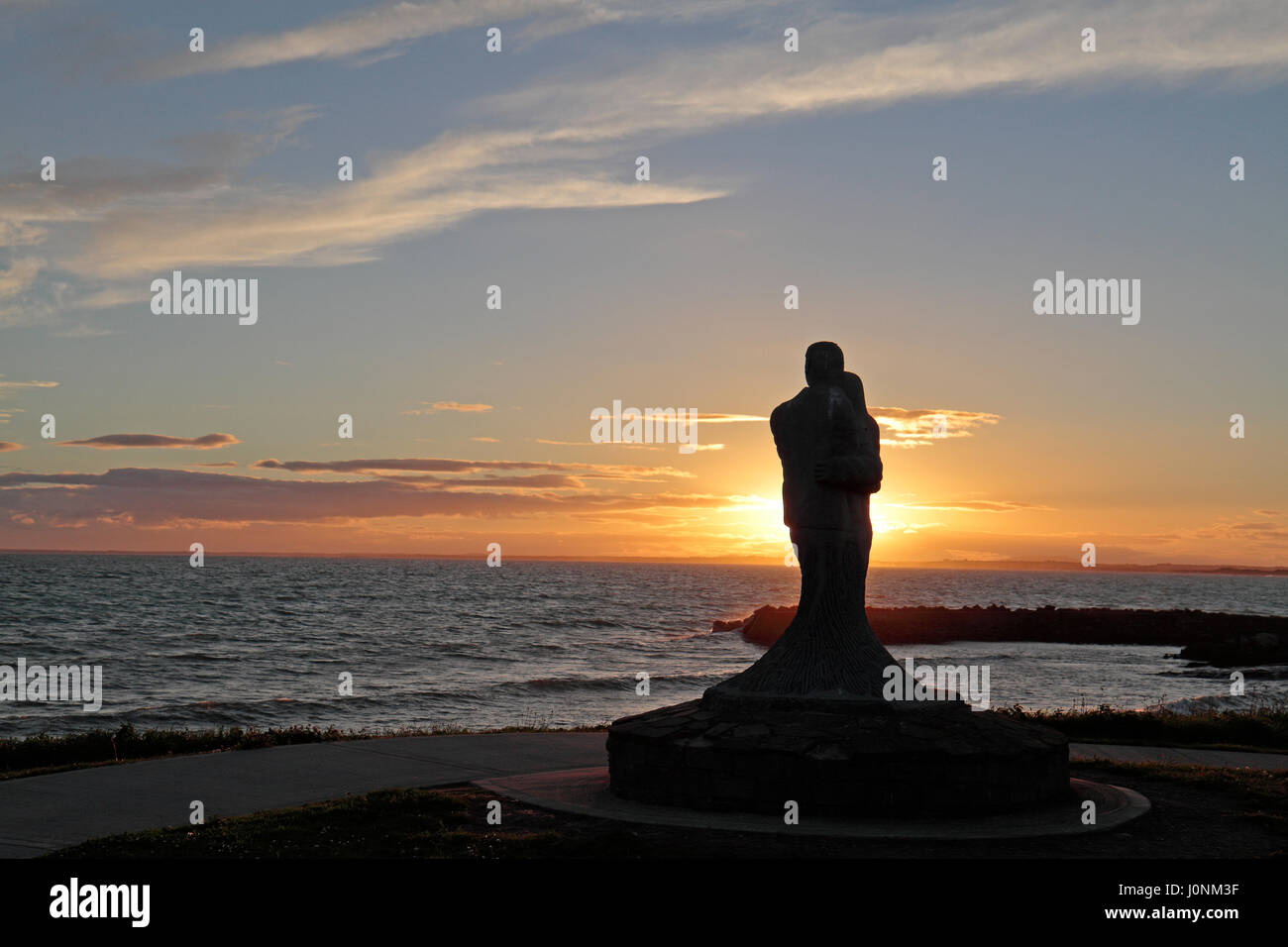 Statua di un dolore giovane nel Memorial Garden per quelli persi in mare in Kilmore Quay, Co Wexford, Irlanda meridionale. Foto Stock