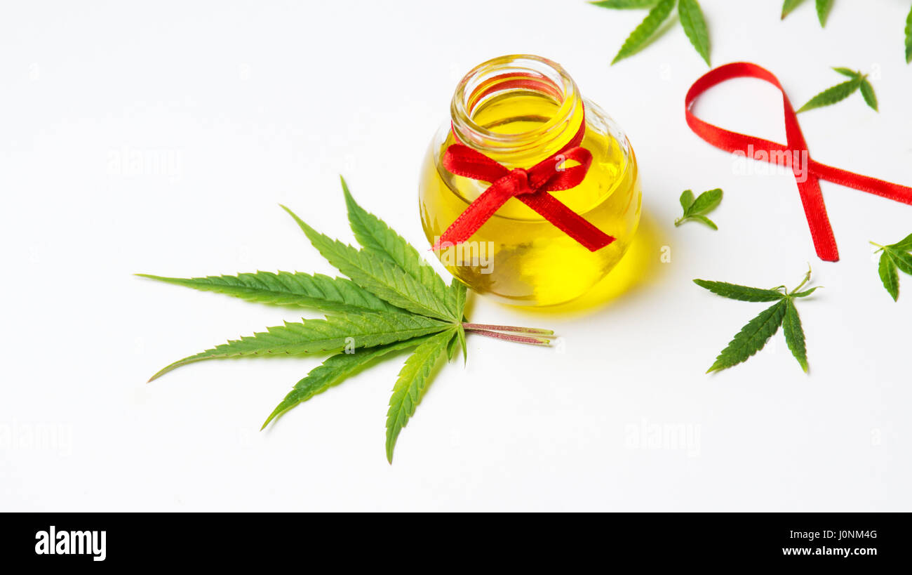 Foglie di marijuana e olio di cannabis su sfondo bianco Foto Stock