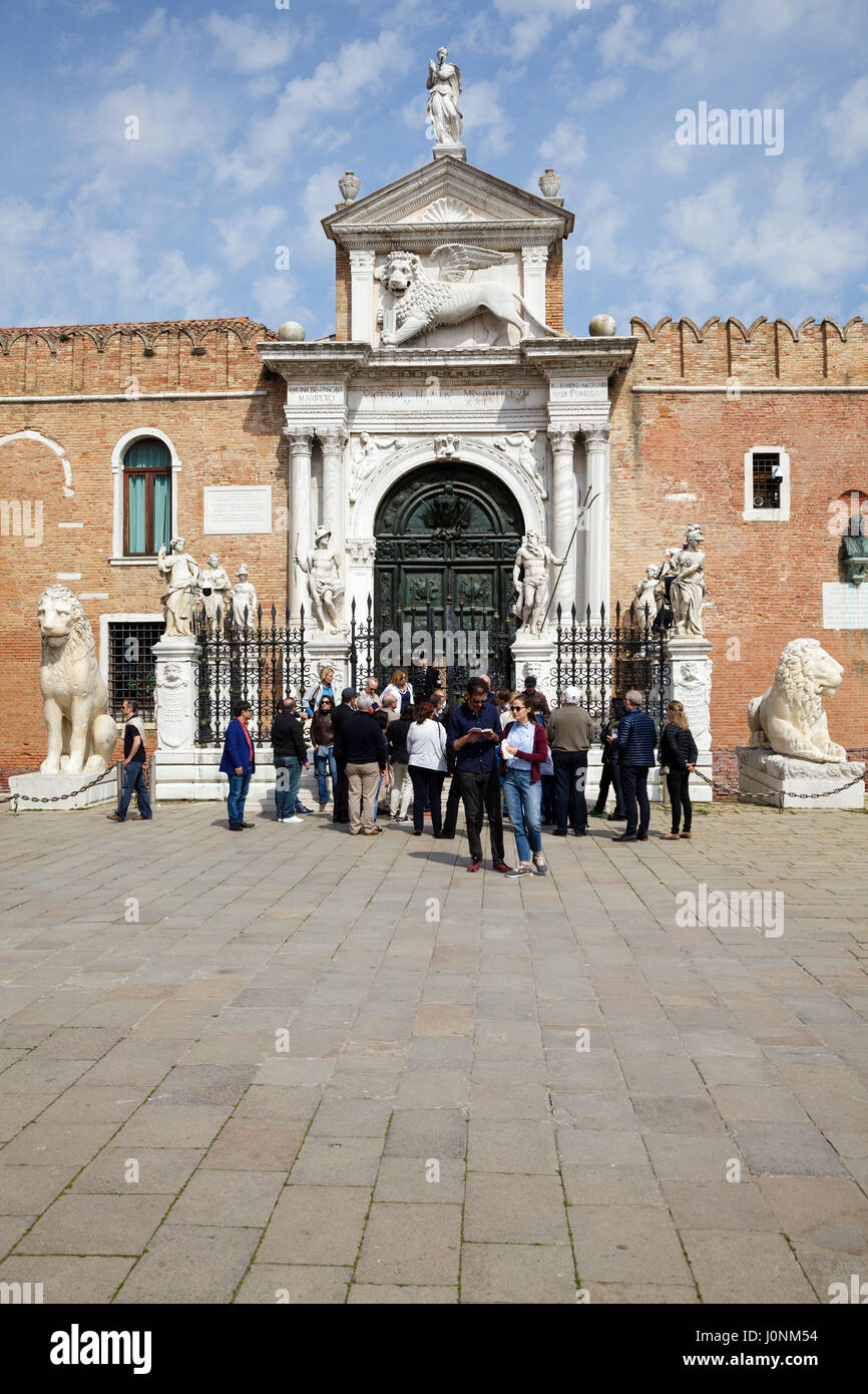 I turisti al di fuori dell'Arsenal ingresso - Arsenale di Venezia, Venezia, Veneto, Italia Foto Stock