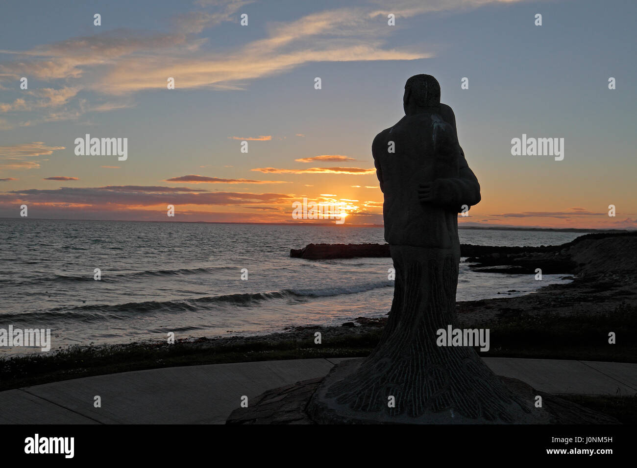 Statua di un dolore giovane nel Memorial Garden per quelli persi in mare in Kilmore Quay, Co Wexford, Irlanda meridionale. Foto Stock