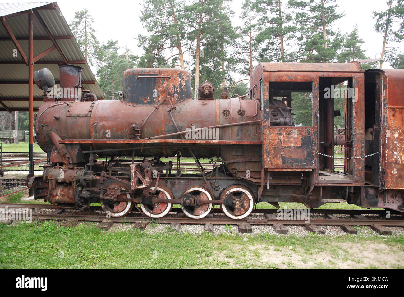 Antiquariato rotto arrugginito locomotiva a vapore in piedi su rotaie Foto Stock