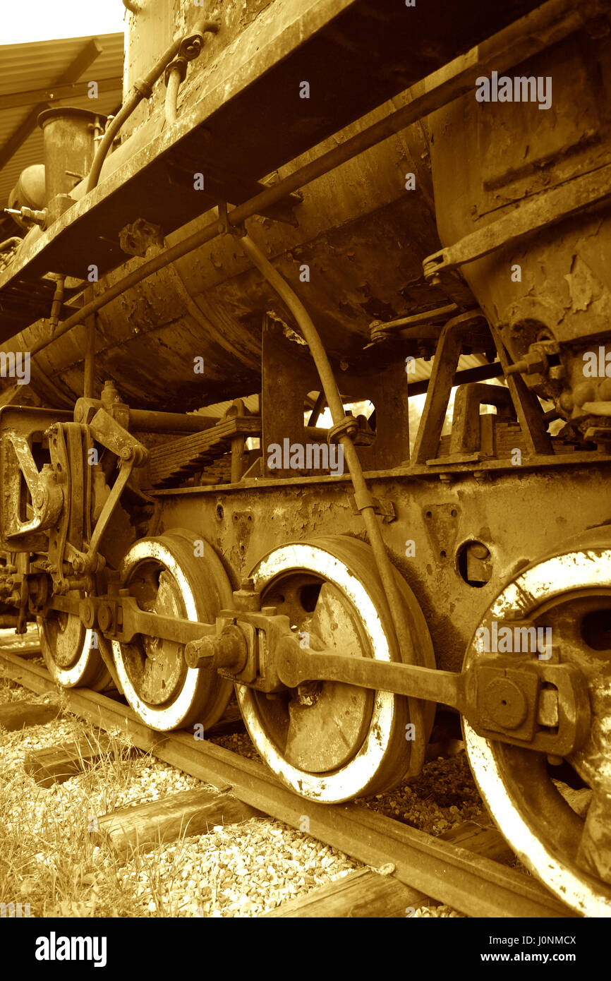 Primo piano della antica rotta arrugginito locomotiva a vapore in piedi su rotaie Foto Stock