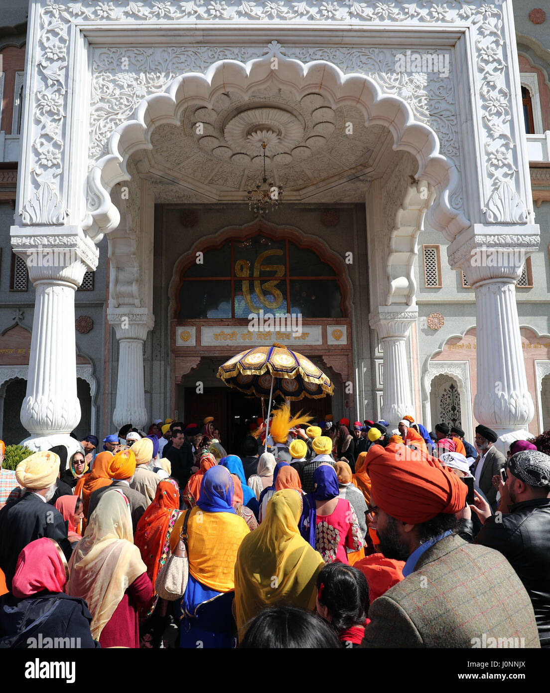Il Guru Granth Sahib i sikh libro sacro, è portato nel il Guru Nanak Gurdwara Darbar a Gravesend Kent, seguendo il Nagar Kirtan processione durante il festival Sikh di Vaisakhi. Foto Stock