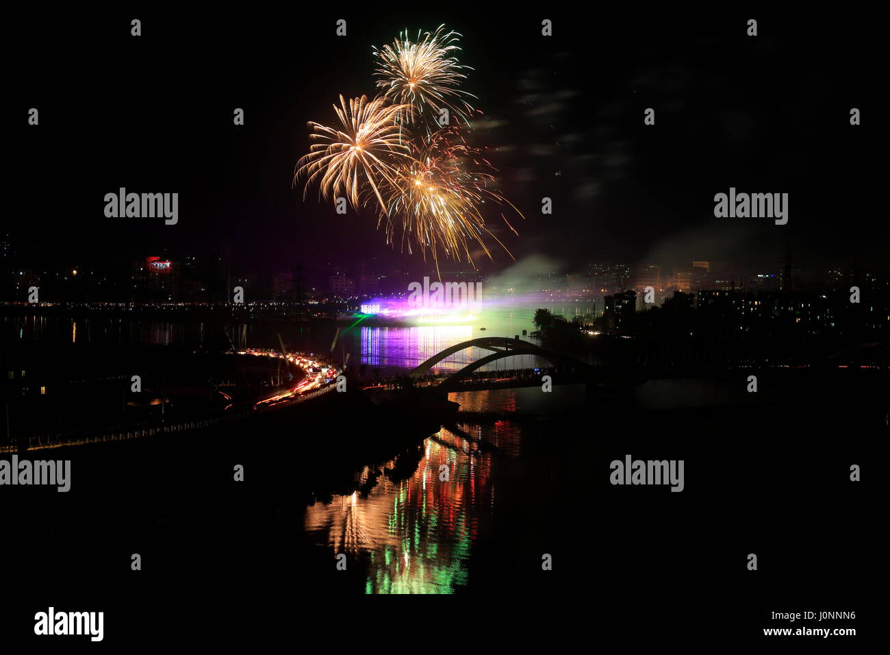 Fuochi d'artificio illuminano il cielo notturno durante un festival delle luci a Hatirjheel a Dhaka come il paese raggiunge i 15.000 megawatt di capacità di generazione di potenza. Foto Stock