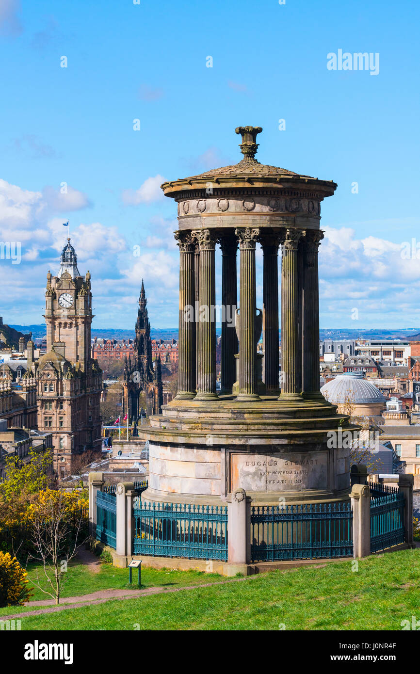 Vista di Dugald Stewart monumento su Calton Hill e lo skyline di Edimburgo, Scozia Foto Stock