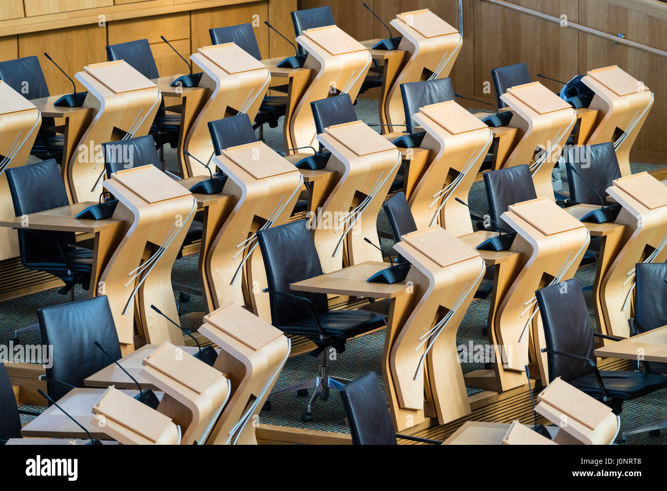 Vista di area con posti a sedere per MSP ( membri del parlamento scozzese) all'interno di aula di discussione presso il parlamento scozzese di Edimburgo, in Scozia, Onu Foto Stock