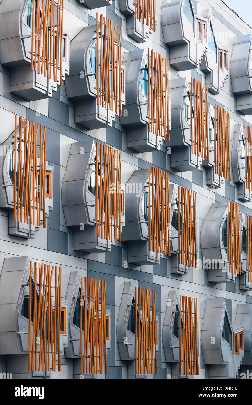 Dettaglio delle finestre esterne dell'edificio del Parlamento scozzese a Holyrood , Edimburgo, Scozia, Regno Unito. Foto Stock