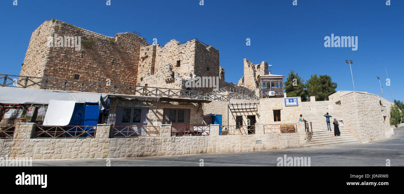 Giordania, Medio Oriente: vista del castello di Ajloun, Musulmana castello costruito sulla cima di una collina dal Ayyubids nel XII secolo e ampliata dal Mamluks Foto Stock