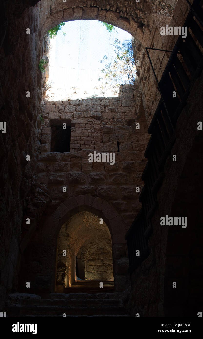 Giordania: interni del castello di Ajloun, Musulmana castello costruito sulla cima di una collina dal Ayyubids nel XII secolo e ampliata dal Mamluks Foto Stock