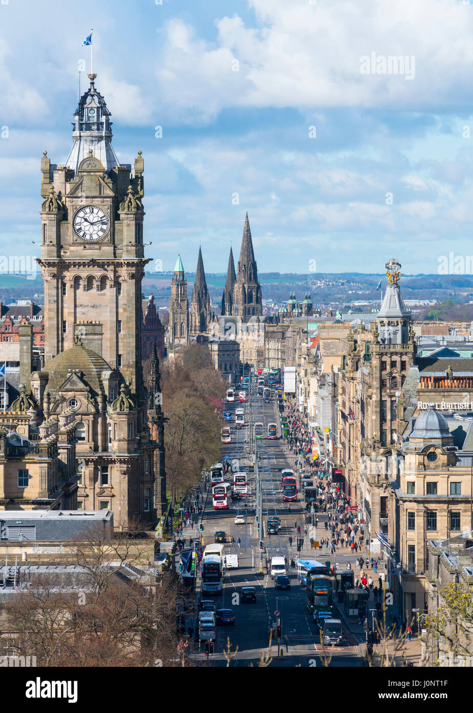 Vista lungo Princes Street da Calton Hill e sullo skyline di Edimburgo, Scozia Foto Stock