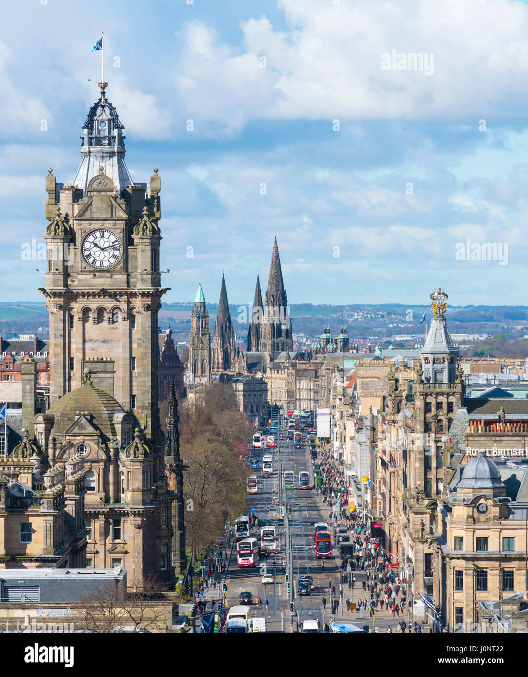 Vista lungo Princes Street da Calton Hill e sullo skyline di Edimburgo, Scozia Foto Stock