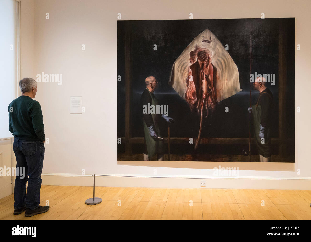 Uomo che guarda un dipinto tragica forma (pattino) da Ken Currie sul display a Scottish National Gallery of Modern Art di Edimburgo, Scozia, Regno Unito Foto Stock