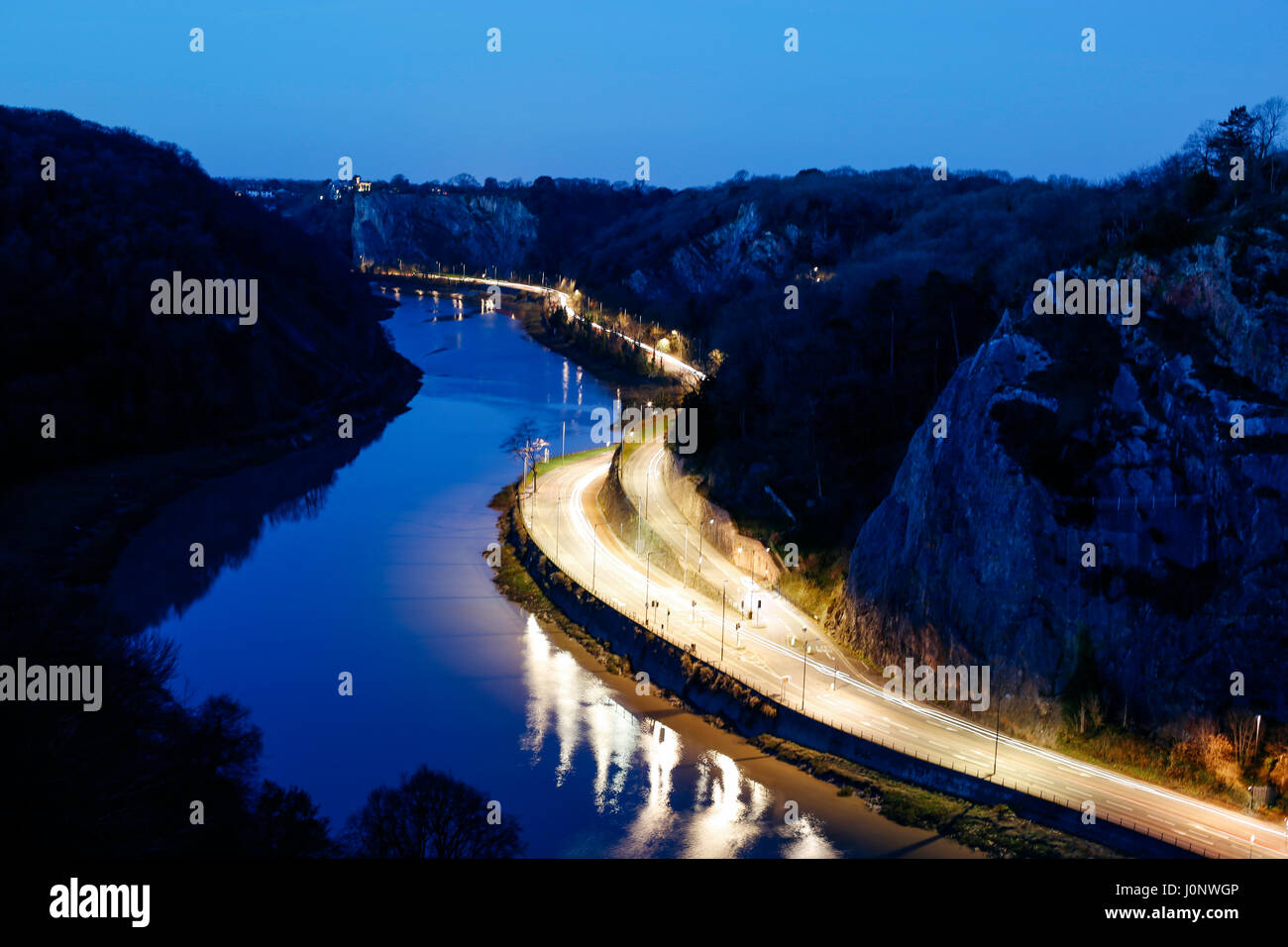 Vista aerea del semaforo percorsi su una strada che va in Bristol accanto al fiume Avon di notte. Foto Stock
